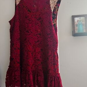 Gimmicks by BKE Burgundy Crochet Lace Floral Sleeveless Keyhole Back Tunic Top